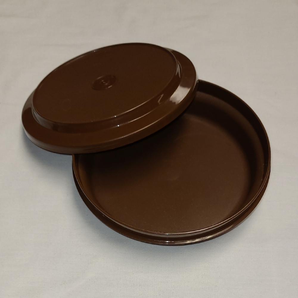 Vintage Tupperware Brown Round Seal And Serve Bowl  1207-21 Lid & 1208-12 Bowl